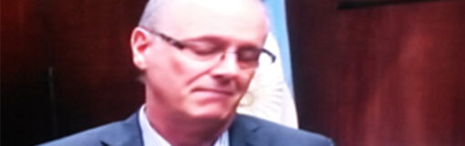 Gollan dispara contra los laboratorios