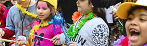 Roche y niños coloridos