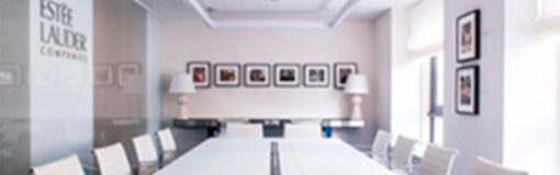 Estée Lauder compra firma de makeup