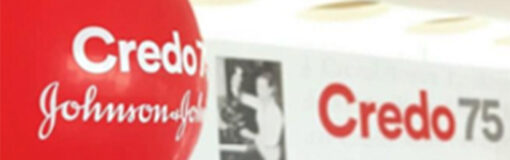 Johnson festeja de rojo, credo