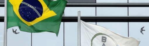 Bayer con cartel de venta para fábrica paulista