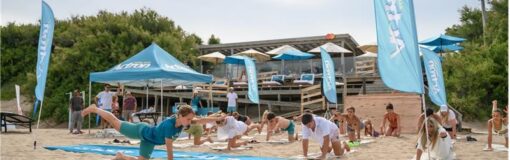 Actron con marketing en la playa