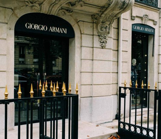 EssilorLuxottica podría comprar hasta el 10% de Armani Armani