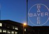 FDA: OK para Hyrnuo de Bayer Logo de Bayer en Leverkusen durante la noche