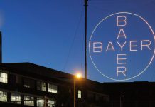 FDA: OK para Hyrnuo de Bayer Logo de Bayer en Leverkusen durante la noche