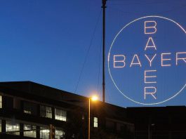 Bayer: deal para bioinsecticidas Logo de Bayer en Leverkusen durante la noche