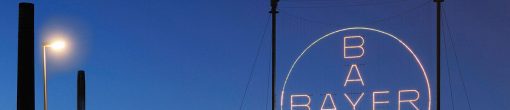 Logo de Bayer en Leverkusen durante la noche