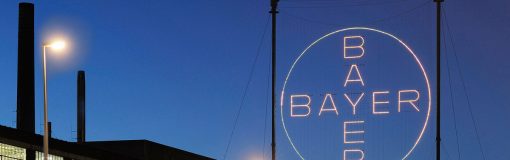 FDA: OK para Hyrnuo de Bayer Logo de Bayer en Leverkusen durante la noche