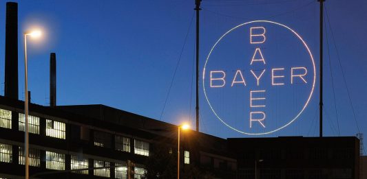 Bayer: deal para bioinsecticidas Logo de Bayer en Leverkusen durante la noche