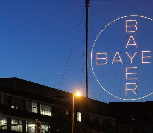 Logo de Bayer en Leverkusen durante la noche