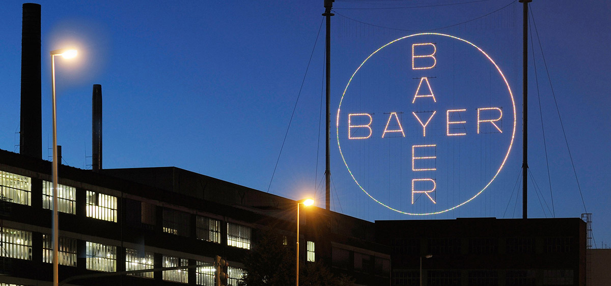Logo de Bayer en Leverkusen durante la noche