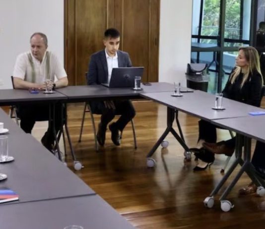 Paraguay: ministros en reunión con farma